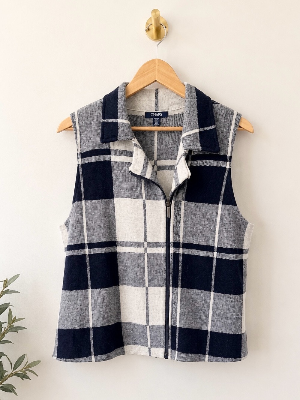 🌼 3/$15 Chaps Black and Gray Plaid Sleeveless Zip-Front Vest